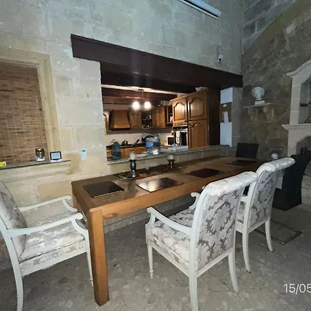 Master With Kingsize Bed And Ensuite סנגלאה