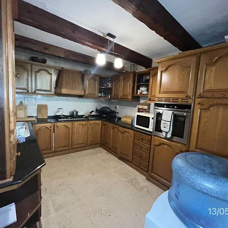 Master With Kingsize Bed And Ensuite *