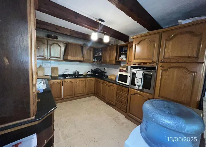 Master With Kingsize Bed And Ensuite *