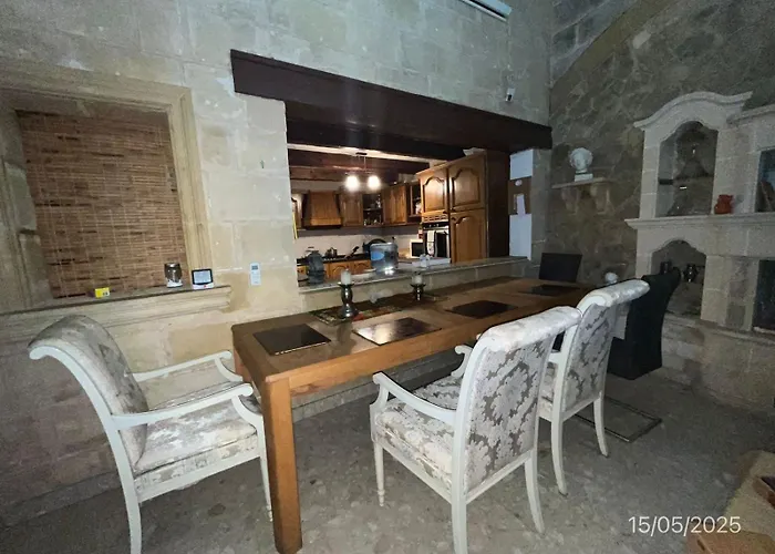 Master With Kingsize Bed And Ensuite Senglea